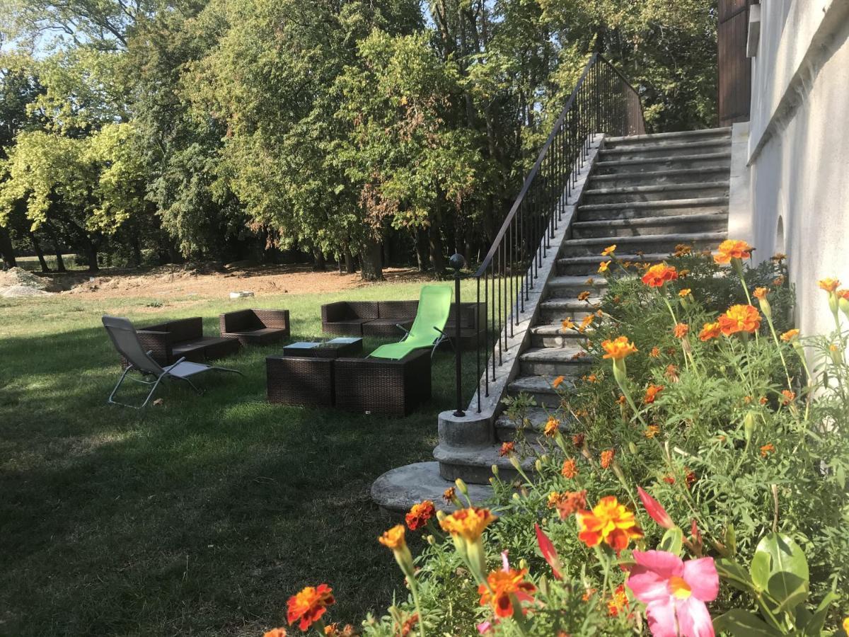 לינה וארוחת בוקר Ourches Domaine Des Chabriers מראה חיצוני תמונה